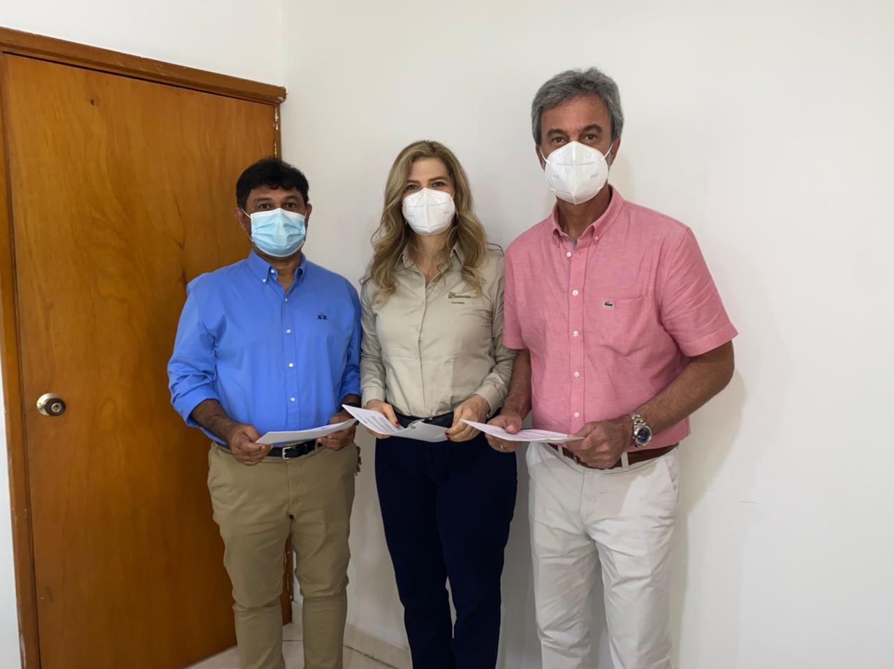 Director de Corpamag, representante Fedepalma y subdirecto de gestión ambiental posan en foto con convenio firmado